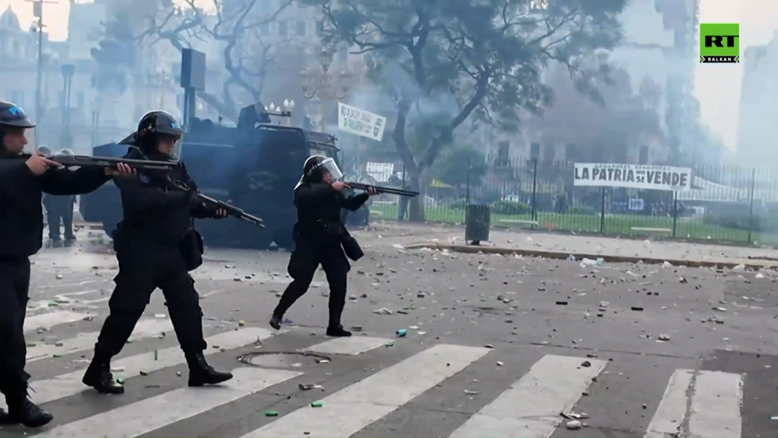 Neredi na ulicama Buenos Ajresa: Nasilni protesti protiv reformi predsednika Argentine (VIDEO)
