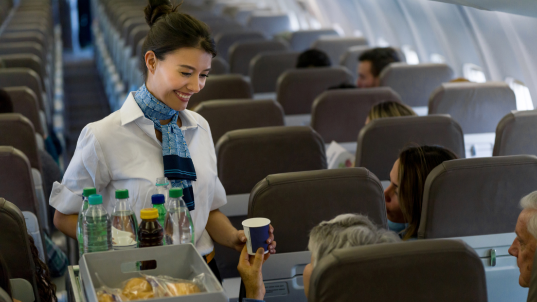 Zbog čega nikada ne treba piti vodu, kafu i čaj koji se služe u avionu? Razlog je bizaran