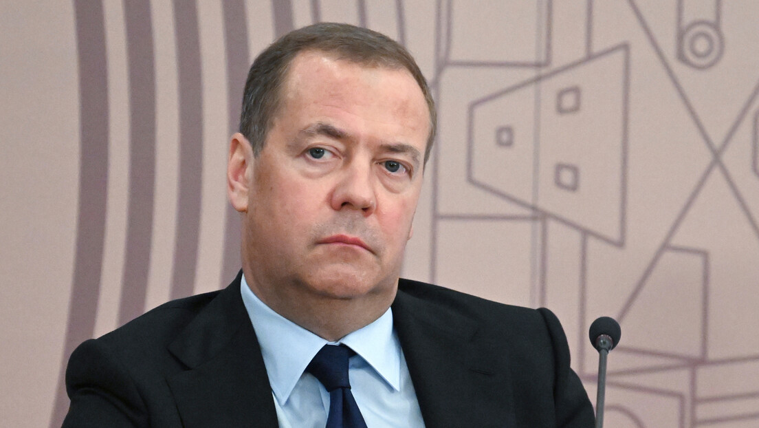 Medvedev za "Rusku gazetu": Svet treba konačno da se oslobodi nasleđa kolonijalizma