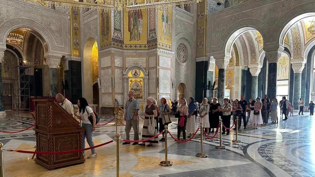 Ред у Храму Светог Саве за целивање чудотворне иконе из Русије