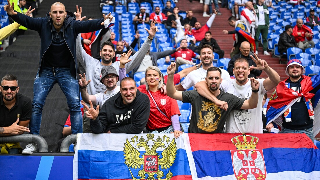 Rusije nema, ali zastave su tu – pored srpske, na Euru i ruska trobojka!