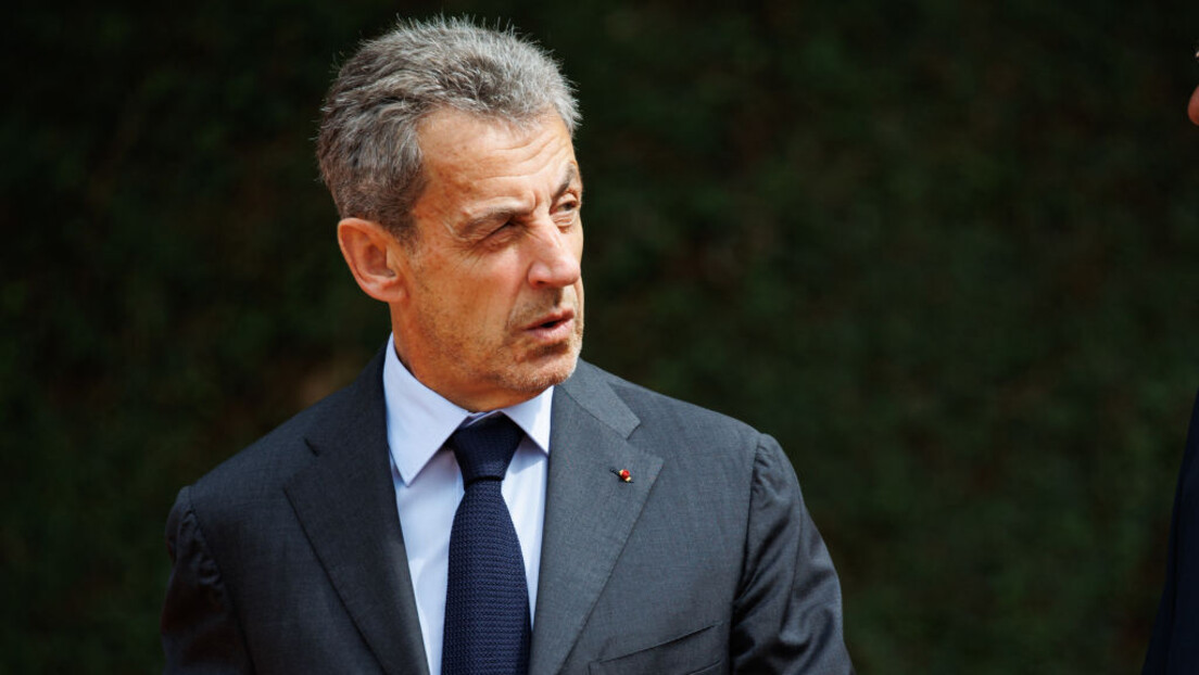 Саркози: Одлука Макрона о расписивању ванредних избора могла би да земљу гурне у хаос