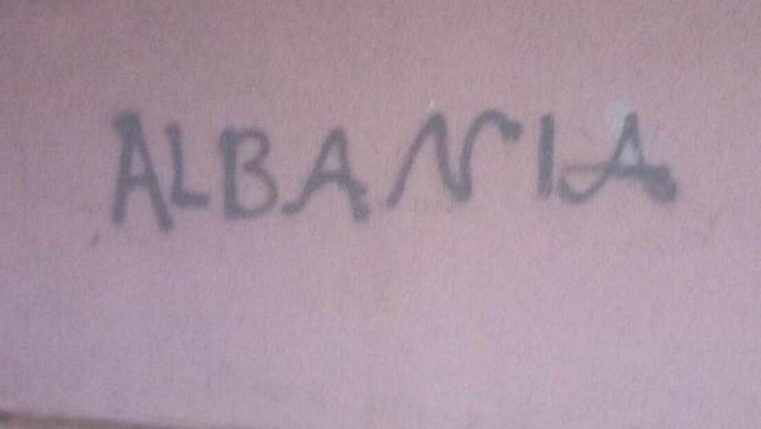 Kod Gračanice osvanuo grafit "Albanija": Na meti izgrednika Dom kulture i dečije igralište (VIDEO)