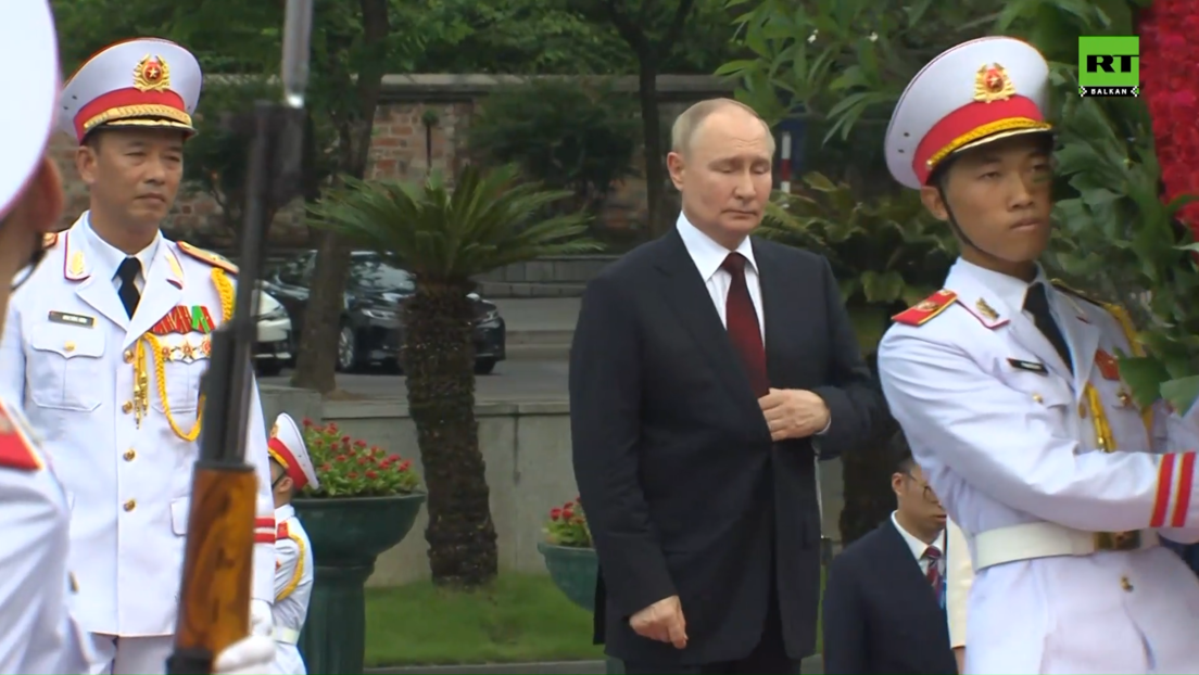 Путин положио цвеће на Спомен-обележје палим херојима