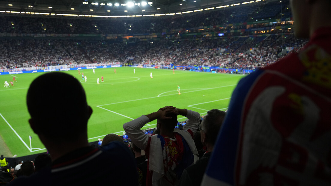 Руси се због Србије ушуњали на стадион у Минхену и то са руском заставом