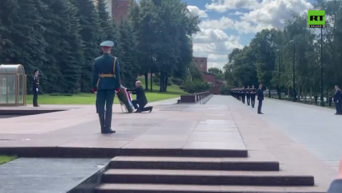 Путин положио цвеће на гроб Незнаног јунака у Москви