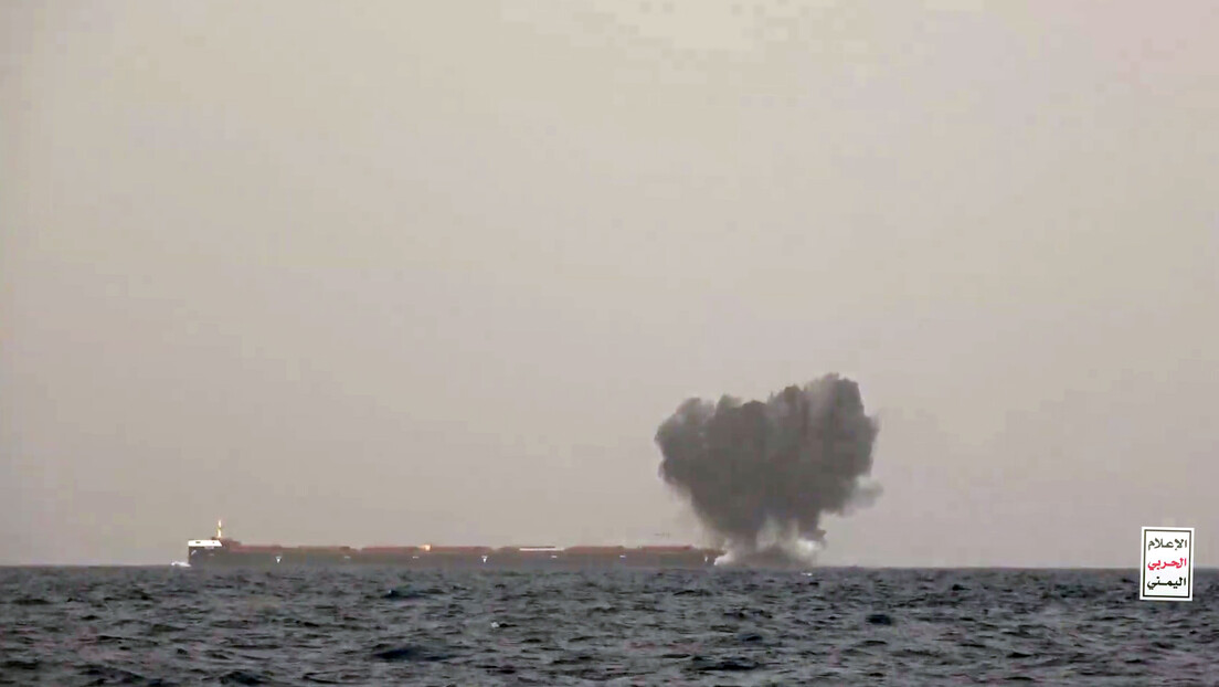 Američka centralna komanda tvrdi: Huti pogodili teretni brod, ima povređenih