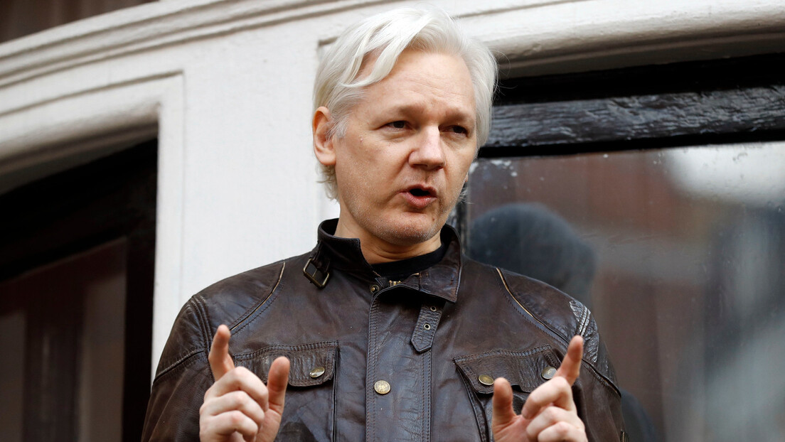 Асанж пуштен из затвора: Власник "Викиликса" слетео на Сајпан (ВИДЕО)