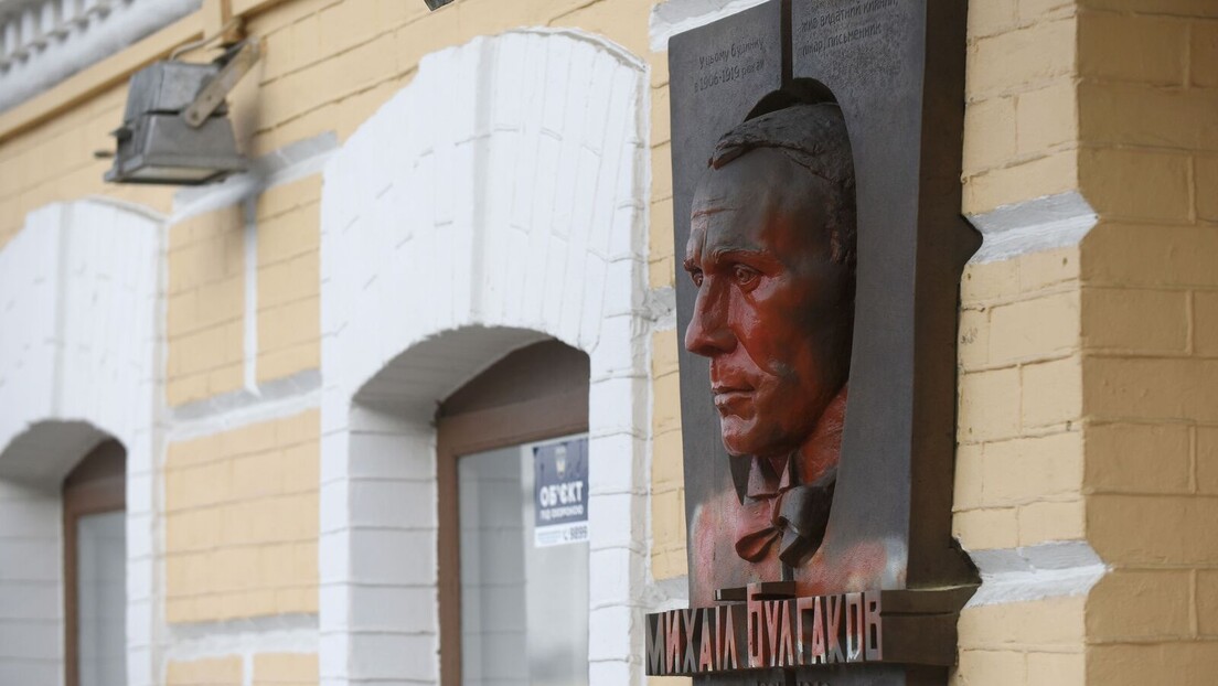 Derusifikacija u zamahu: Vandalizovana spomen-ploča Mihailu Bulgakovu u muzeju u Kijevu