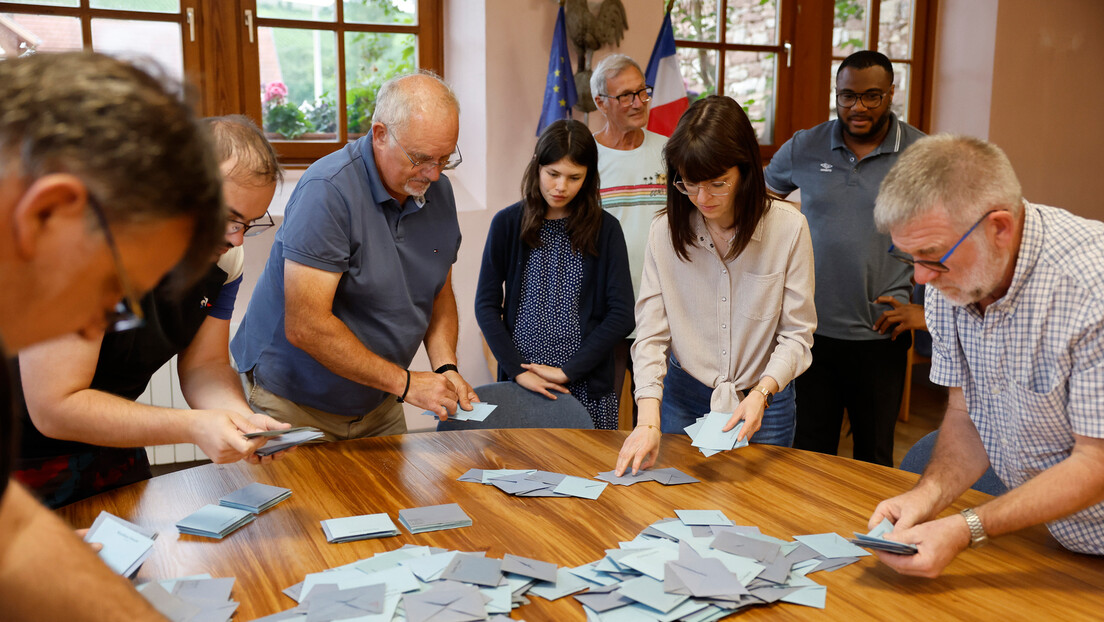 Избори у Француској: Национално окупљање убедљиво води; Ле Пен: Демократија проговорила