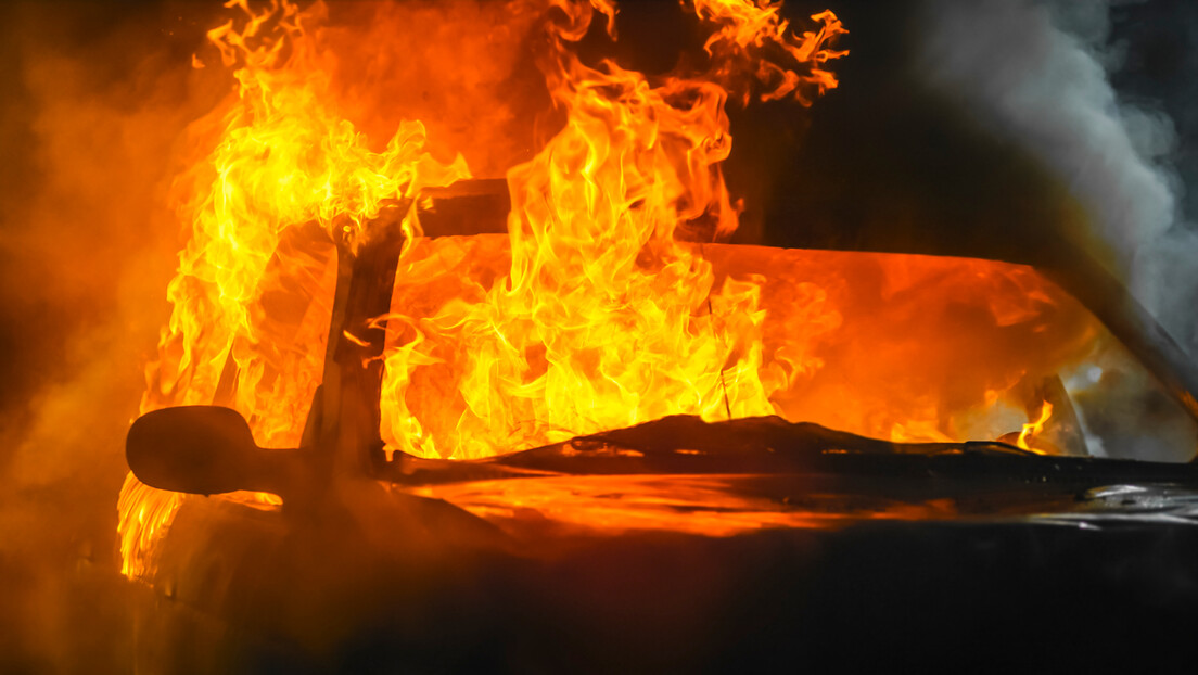 Пожар у северном делу Косовске Митровице: Оштећена и возила са београдским таблицама