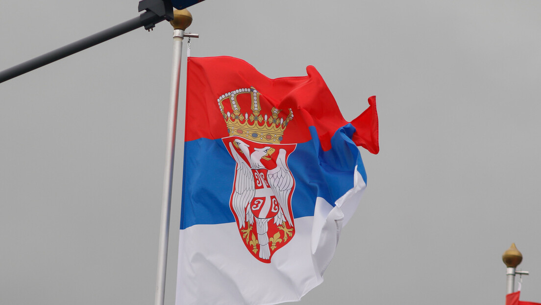 Запаљена српска застава у северном делу Косовске Митровице