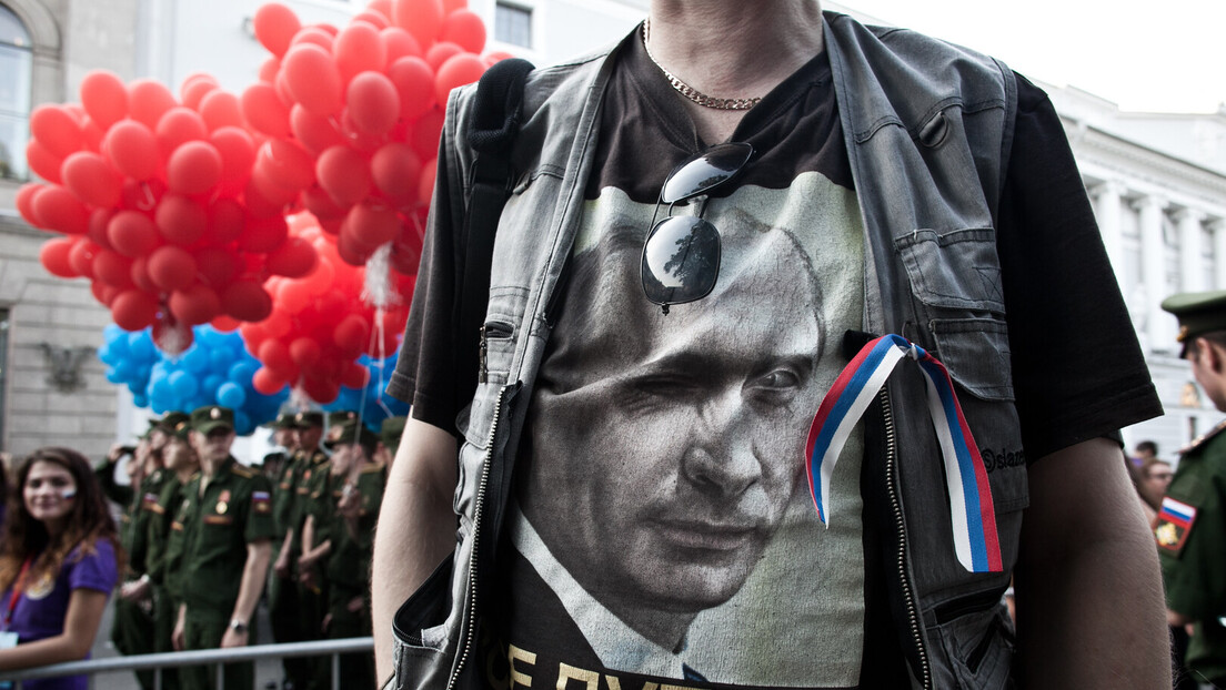 Samo u Letoniji: Žena osuđena na tri godine zatvora zbog zastave s natpisom "Putin je moj prijatelj"
