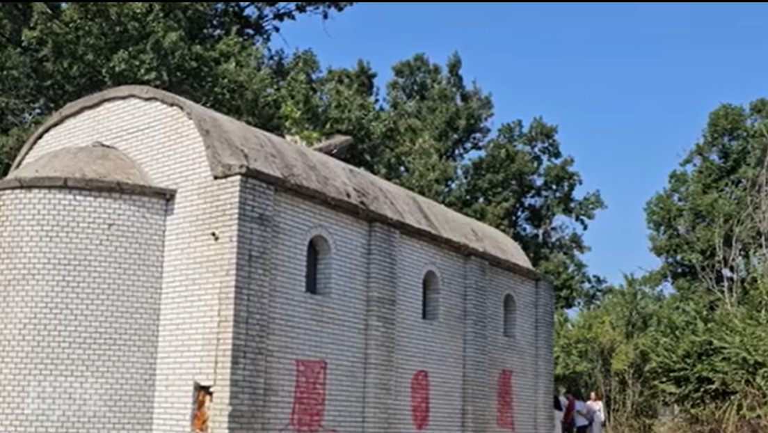 Oskrnavljena crkva kod Lipljana, Srbi u strahu: Dočekali ih grafiti "UČK" i albanska muzika