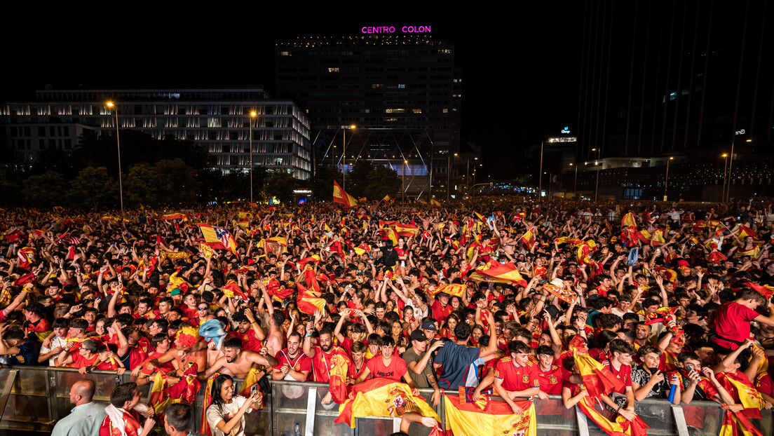 Alkaraz uz fudbalere Španije na proslavi u Madridu
