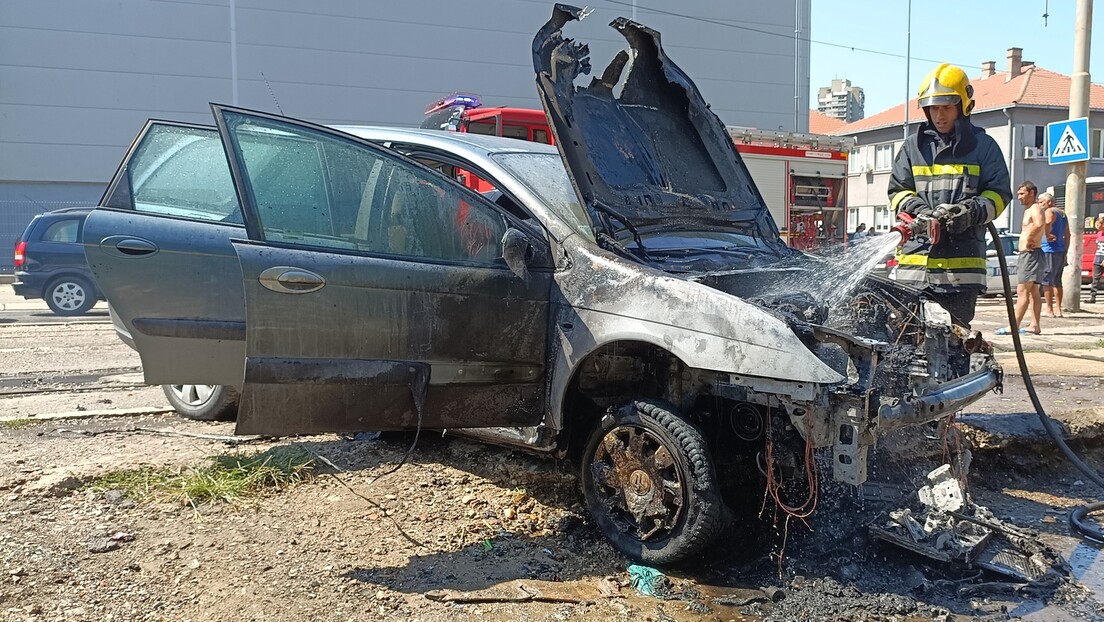 Zapalio se auto u Rakovici: Spašeni roditelji i beba