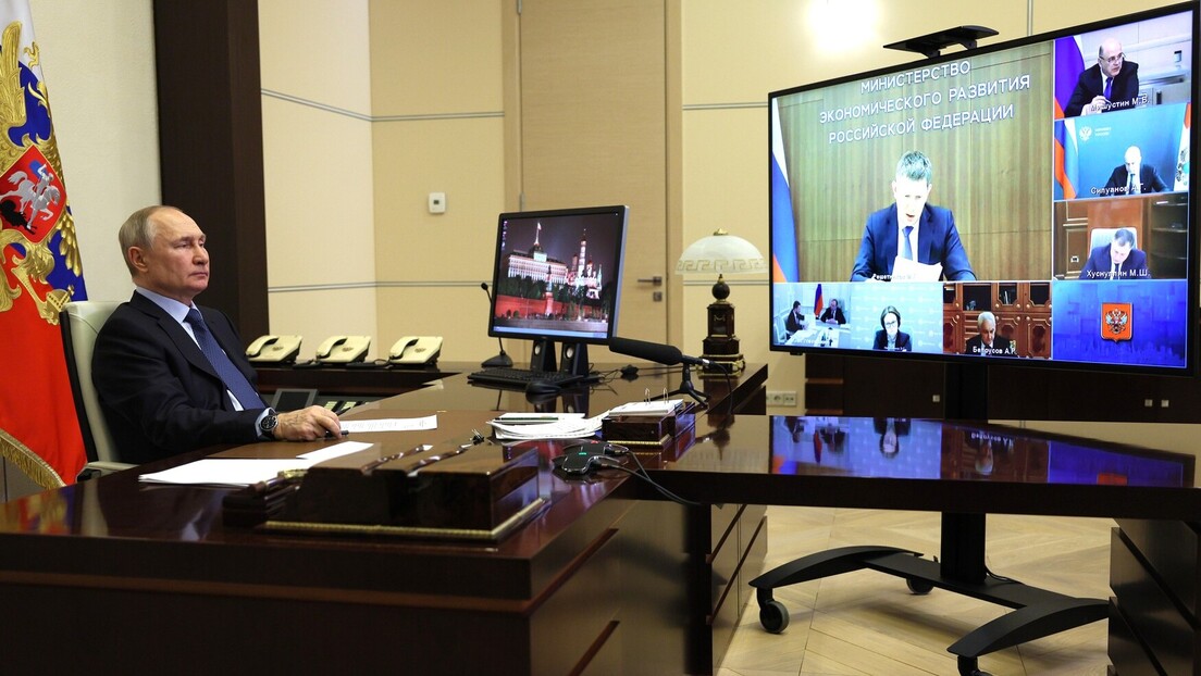 Путин: Стварамо услове за прелазак на дигиталну рубљу