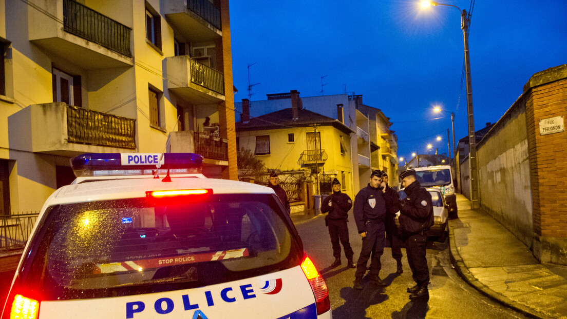 Једна особа настрадала, шесторо повређених у налету возила на терасу бара у Паризу