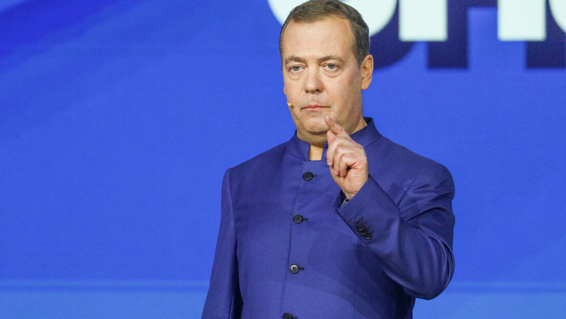 Medvedev o Igrama u Parizu: Odvratan spektakl – isključite TV i ne pratite sramnu pojavu nakaza