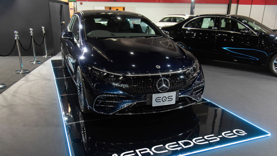 "Mercedes" smanjuje proizvodnju električnih automobila, operativni profit pao za četvrtinu