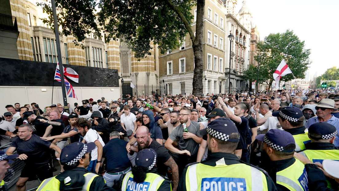 Napadač na decu u Engleskoj optužen za ubistvo, više hiljada ljudi protestvovalo u Londonu