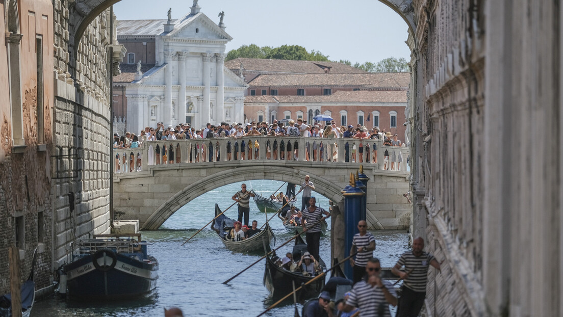 Venecija nastavlja borbu protiv masovnih poseta: Ograničava broj turističkih grupa