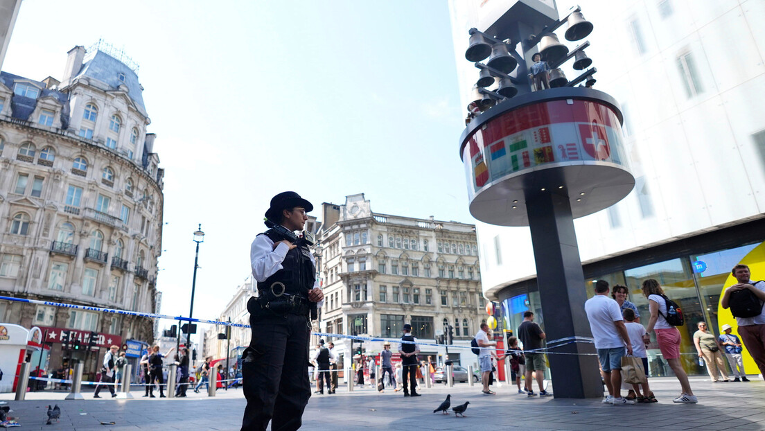 Još jedan napad nožem: Devojčica i žena izbodene na trgu u Londonu, napadač uhapšen