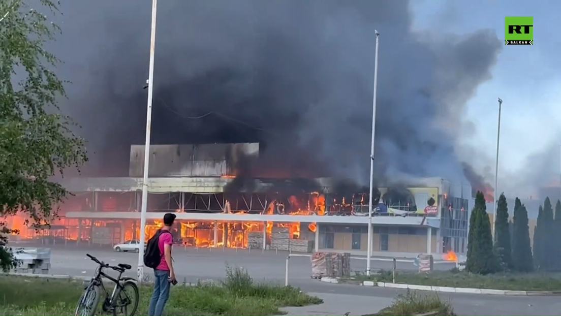 Oružane snage Ukrajine pogodile tržni centar u Donjecku: Poginule najmanje dve osobe (VIDEO)