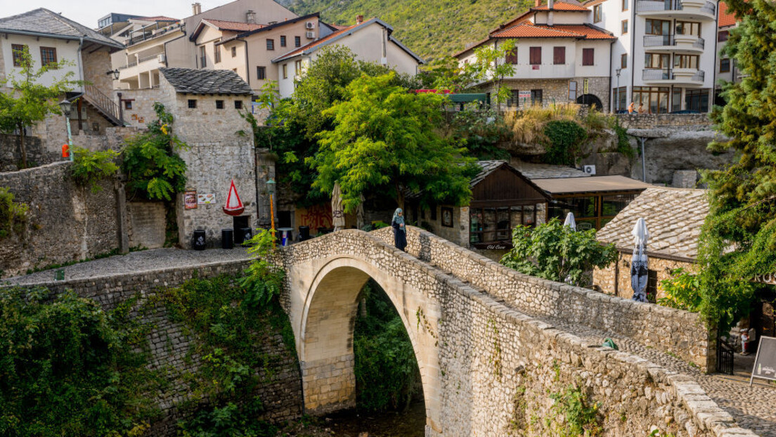 Srpska deca napadnuta u Mostaru: Ispisani kukasti krstovi i ustaški simboli (FOTO)