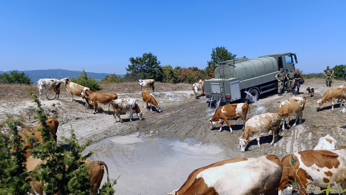 Србија и даље у борби са сушом: Војска помаже крајевима без воде (ФОТО)