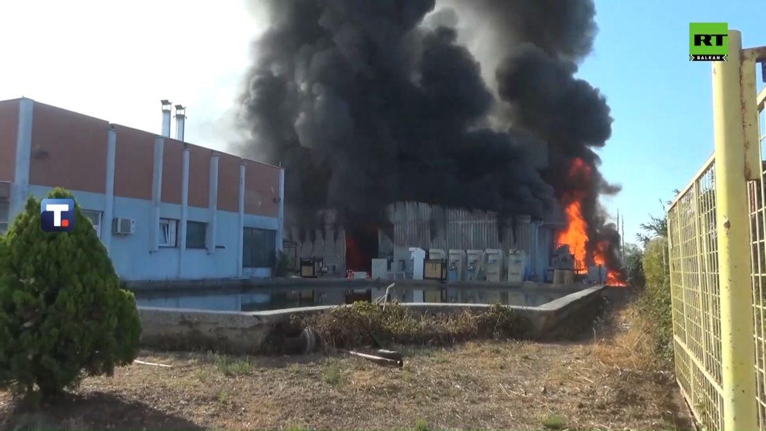 Veliki požar u Leskovcu: Tri vatrogasca povređena (VIDEO)