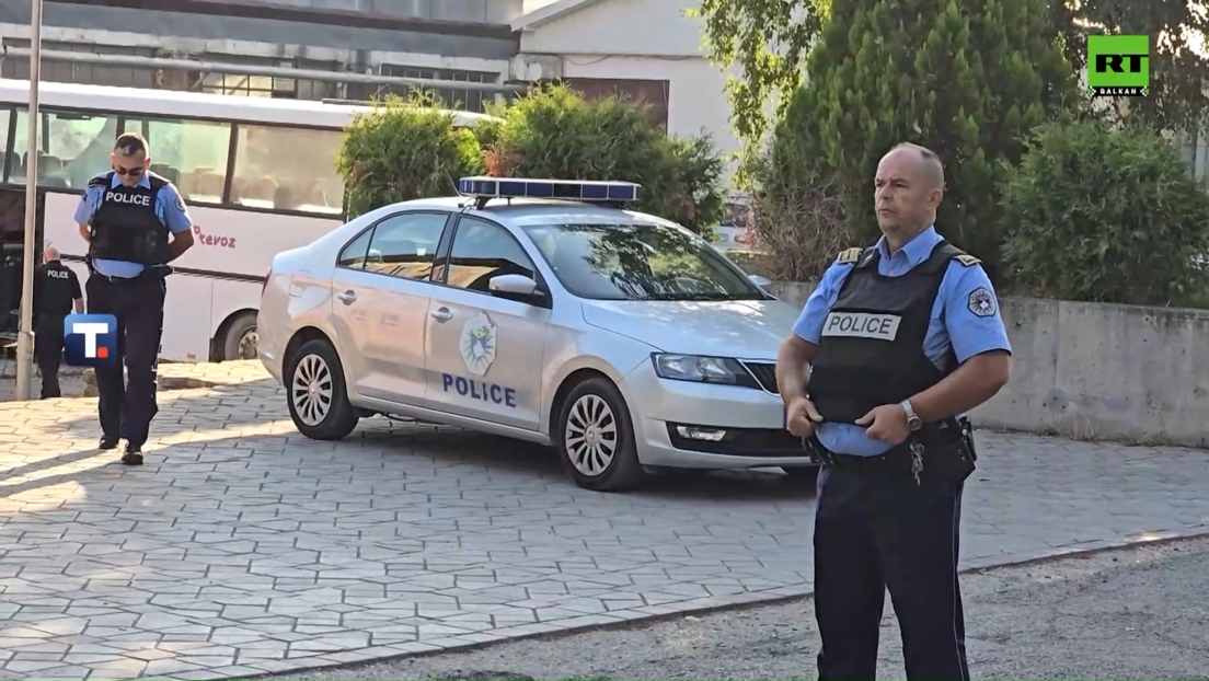 Srbi pokušali da uđu na posao u Kosovskoj Mitrovici, Kurtijeva policija im ne dozvoljava (FOTO)