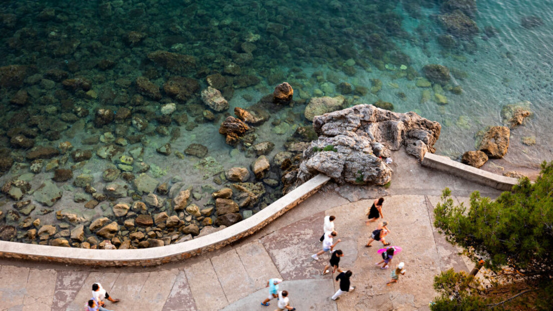 Crnogorci spajaju "kraj sa krajem", skoro 60 odsto ne može na godišnji odmor