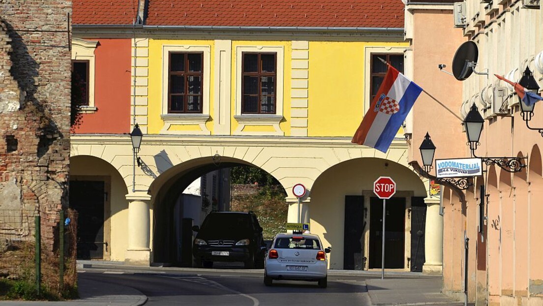 Bez kazne za bivšeg poslanika u Saboru: Tvrdi da nije razbijao ćirilične table u Vukovaru