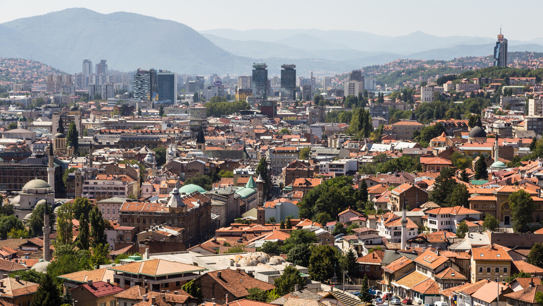 "Ako ti se ne sviđa moj tenk, na strani si agresora": Tenk kod sarajevske gimnazije podelio javnost