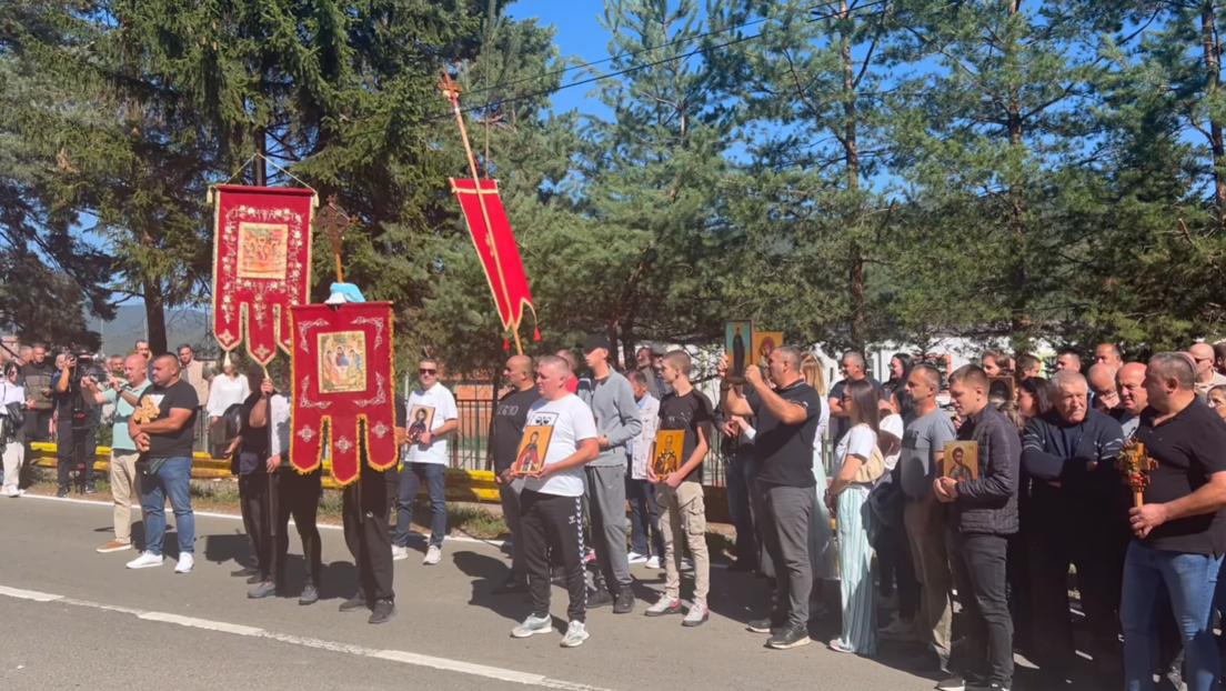 Protest u Zubinom Potoku: Srbi sa ikonama negoduju zbog skrnavljenja i otimanja crkve