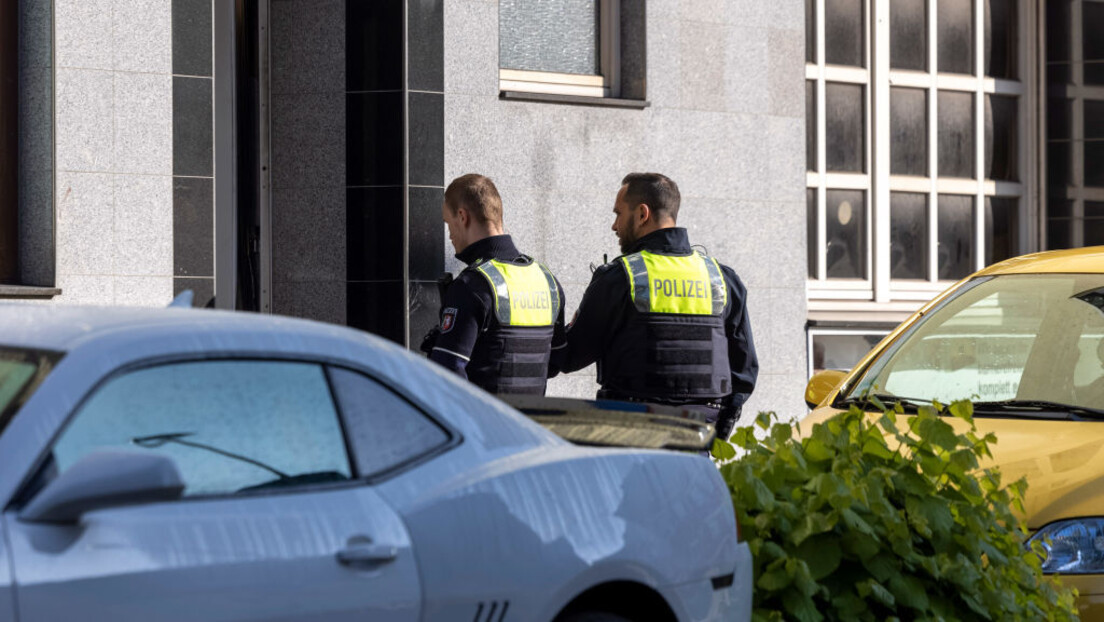 Nemačka: Naoružani Sirijac kombijem uleteo u prodavnice i palio kuće, 31 osoba povređena