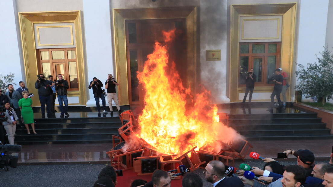 Haos ispred albanskog parlamenta: Opozicionari palili stolice