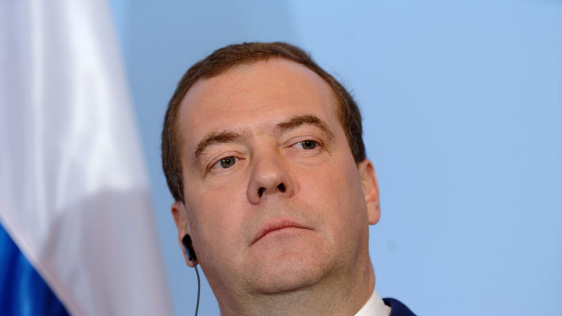 Medvedev ima "rešenje" za London: Jednostavno potopiti ostrvo