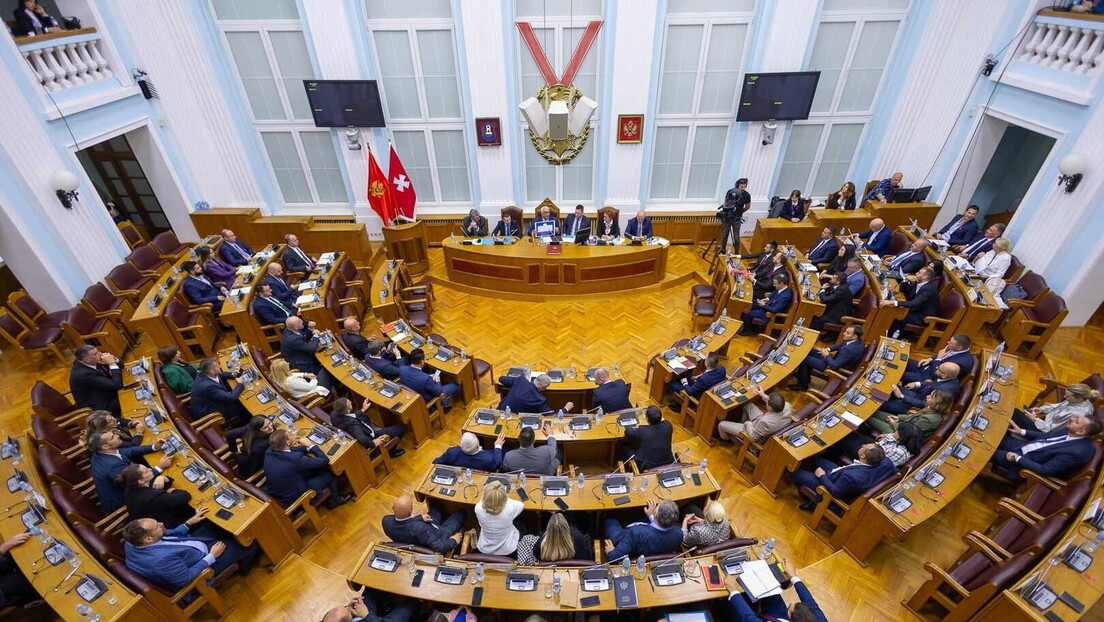 Мандић одлучио: Промењен лого Скупштине Црне Горе, нема више орла са заставе (ФОТО)