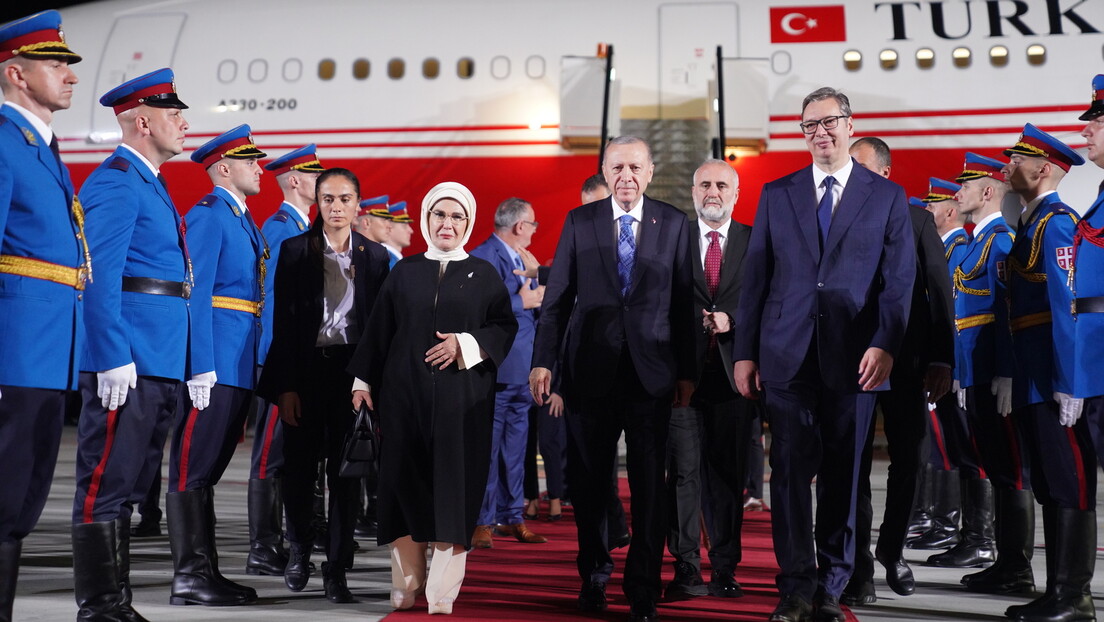 Redžep Tajip Erdogan doputovao u Beograd, na aerodromu ga sačekao predsednik Vučić (VIDEO)