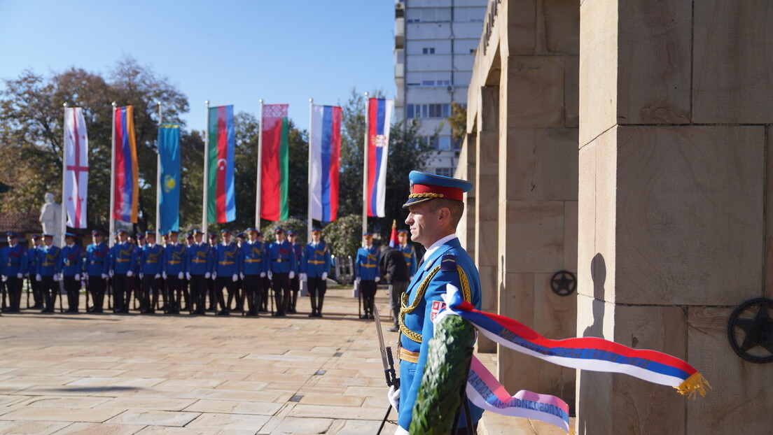 УЖИВО Положени венци на Споменик ослободиоцима: Хвала српским јунацима и херојима Црвене армије