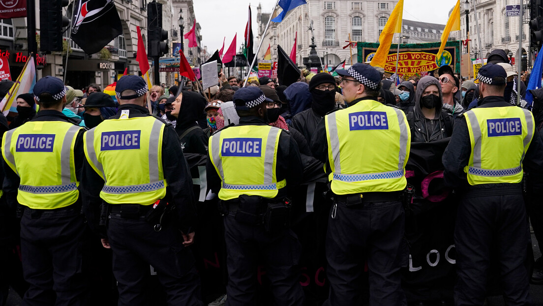 Veliki broj policajaca obezbeđuje proteste u Londonu: Jedni protiv imigranata, drugi protiv rasizma