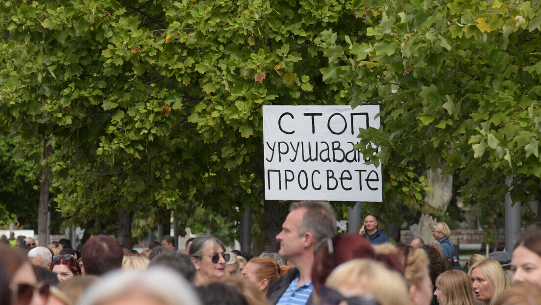 Održan protest prosvetnih radnika: "I naše porodice zaslužuju dostojanstvo"