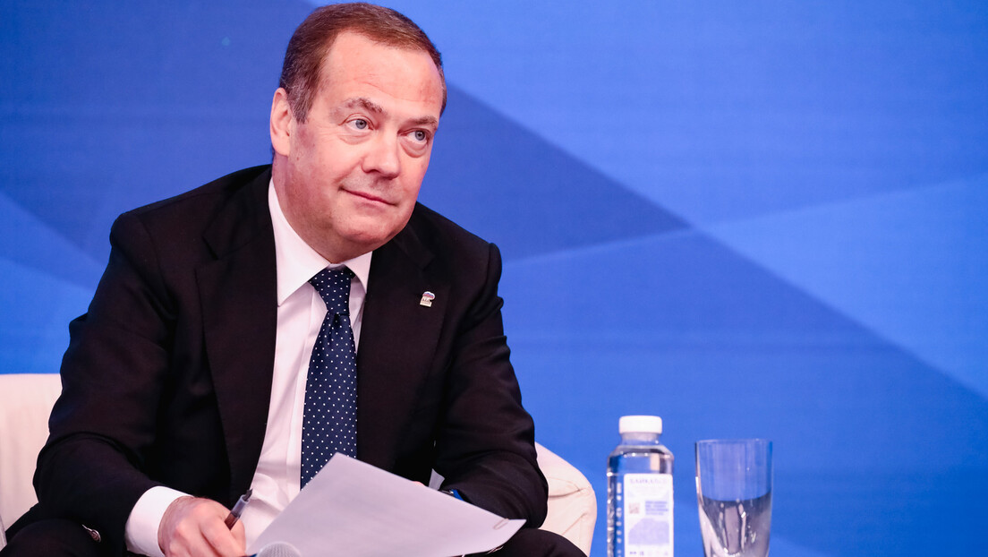 Medvedev za RT: Dolivanje ulja na vatru sukoba u Ukrajini je put za pakao, predsednici SAD nisu bogovi