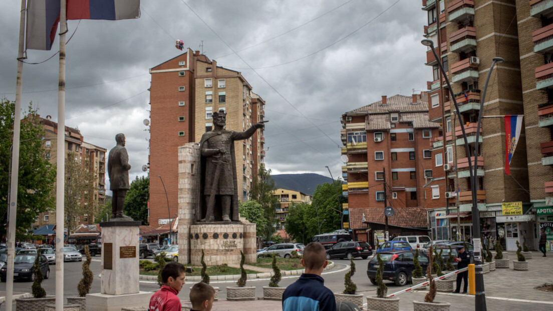 Na severu AP KiM postavljeni plakati: Srpska zastava i poruka "Eto nas o Božiću"