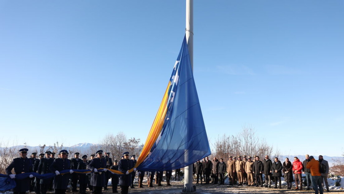 Kakav praznik, takva i ceremonija: Gaf sa zastavom Bosne i Hercegovine nad Sarajevom (VIDEO)