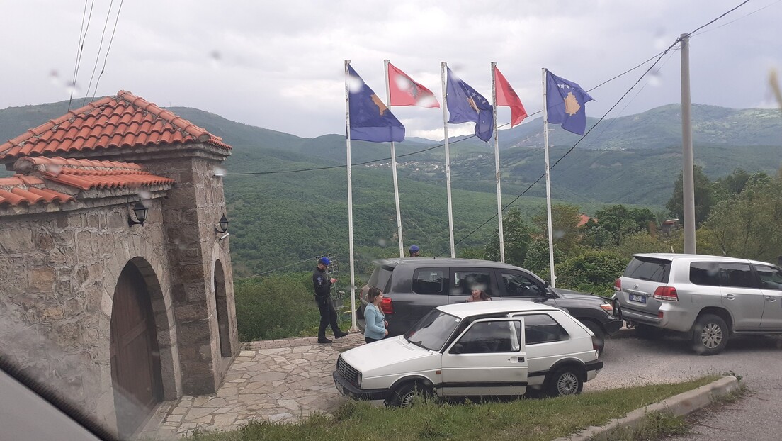 У Звечану: Албанци славе Дан заставе Албаније