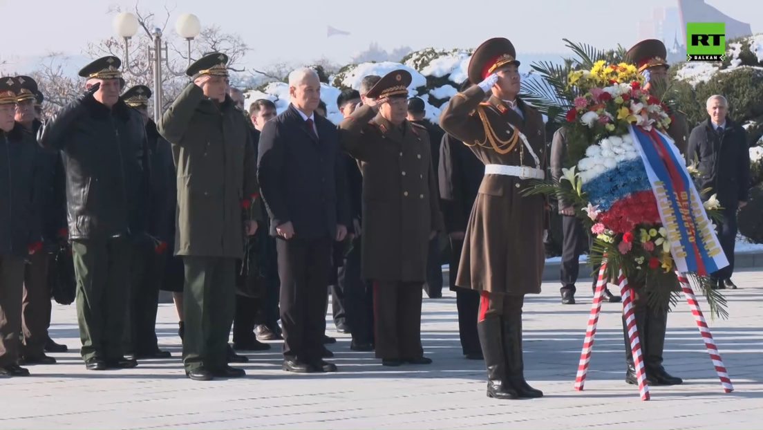 Белоусов положио цвеће на Споменик ослобођења у Пјонгјангу