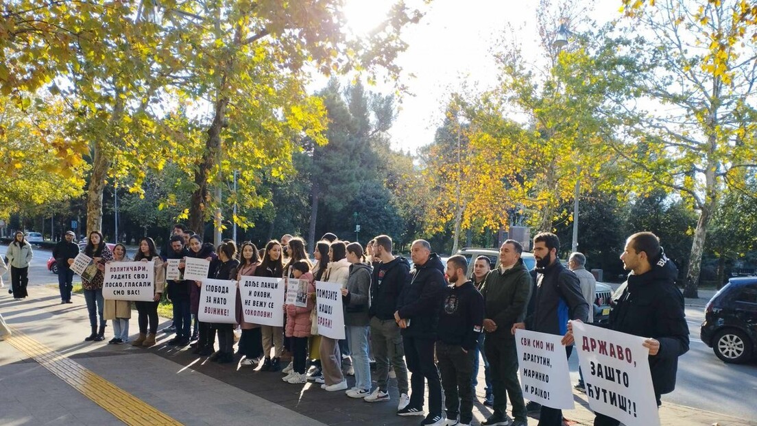 Protest ispred Skupštine Crne Gore zbog uhapšenih mladića na KiM: Mandić zahteva oslobađanje